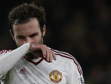 Gelandang MU, Juan Mata, tampak kecewa usai kalah dari Bournemouth pada laga Liga Premier Inggris di Stadion Vitality, Inggris, Sabtu (12/12/2015). MU kalah 1-2. (AFP/Ian Kington)