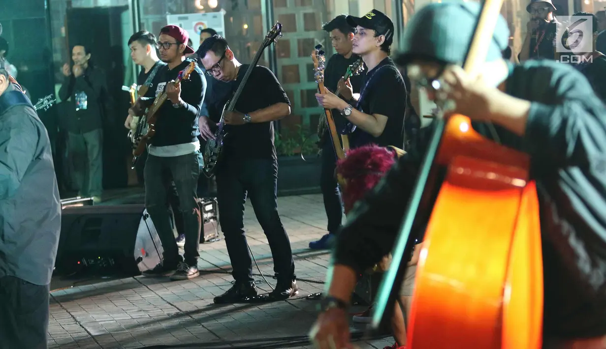 Aksi sejumlah gitaris saat berkolaborasi dengan penyanyi Lara di BSD, Tagerang Selatan, Jumat (9/2). Dalam konser tersebut Lara dan 100 musisi mendapatkan pengakuan rekor MURI. (Liputan6.com/Angga Yuniar)