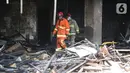 Petugas pemadam kebakaran berjalan di antara sisa kebakaran gedung Hailai di kawasan Ancol, Jakarta Utara, Selasa (5/11/2019). Tidak ada korban jiwa dalam kebakaran yang diduga  karena percikan api dari aktivitas pembongkaran yang menggunakan mesin las. (Liputana6.com/Faizal Fanani)