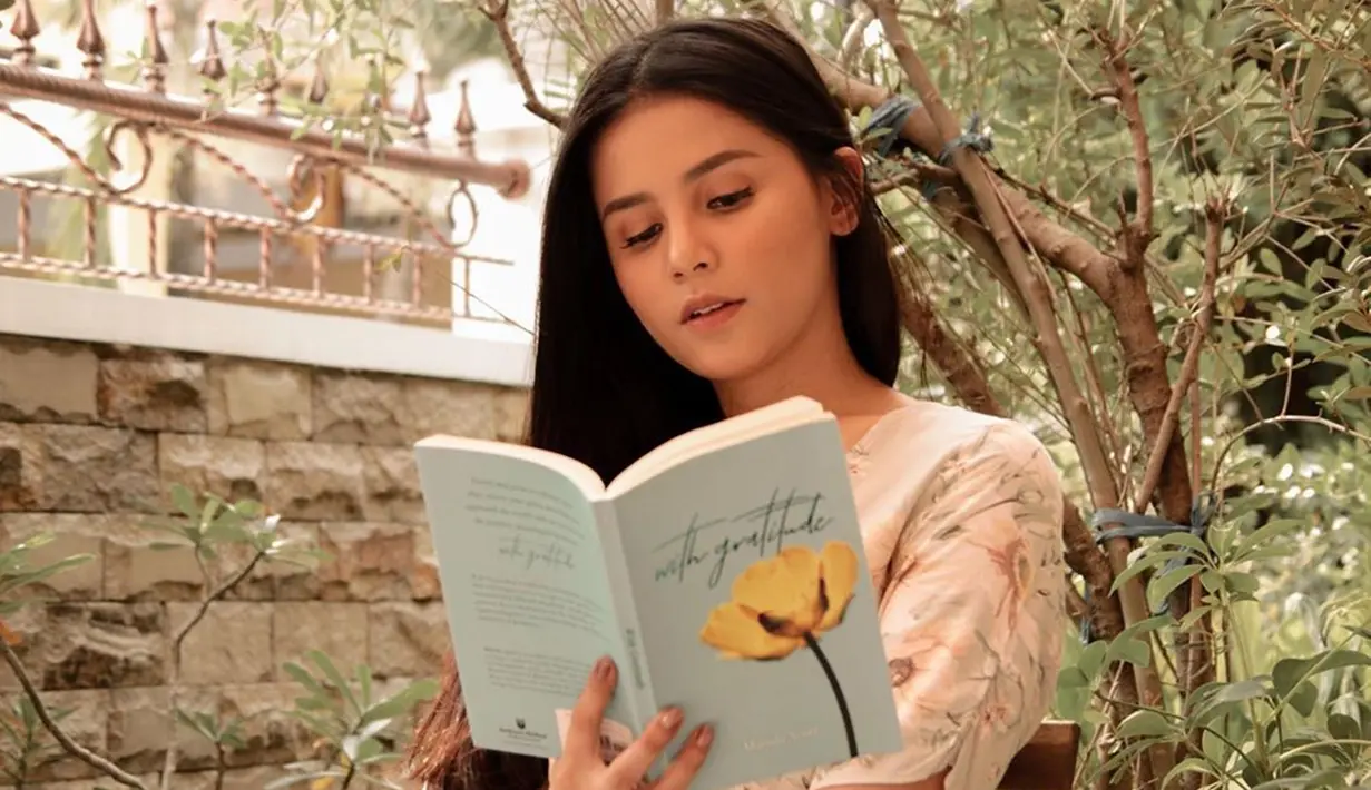 Yunita Siregar, perempuan kelahiran 19 Juni 1994 ini kerap mengunggah momen saat ia membaca buku. Ia terlihat begitu larut menikmati buku yang sedang ia baca. Kesenangannya dalam membaca buku, kerap ia unggah di Instagram. (Liputan6.com/IG/@yunitasiregar)