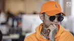 Kontroversi sepertinya masih enggan meninggalkan nama Young Lex. Rapper yang terkenal akan berbagai sensasinya ini kembali menarik perhatian publik setelah mengunggah sebuah foto, di mana wajahnya tampak babak belur.