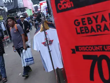 Pengunjung berjalan di antara stand-stand yang menjual pakaian khas anak muda pada gelaran JakCloth di halaman Istora Senayan, Jakarta, Senin (4/6). JakCloth berlangsung hingga 10 Juni 2018. (Liputan6.com/Helmi Fithriansyah)