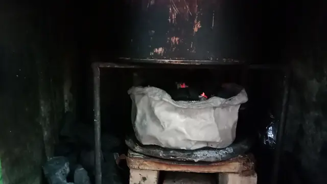 Arang bakar yang digunakan Imam Hanafi untuk memasak kuah bakso