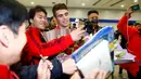 Gelandang asal Brasil, Oscar berfoto bersama penggemarnya di Bandara Internasional Shanghai Pudong di Shanghai, Senin (2/1). Oscar setuju bergabung bersama klub China Shanghai SIPG dengan tawaran gaji sekitar Rp 6,6 miliar per pekan. (REUTERS/Aly Song)