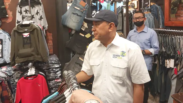 Menteri Koperasi dan UKM Teten Masduki melakukan inspeksi mendadak ke Pasar Tanah Abang Blok A.