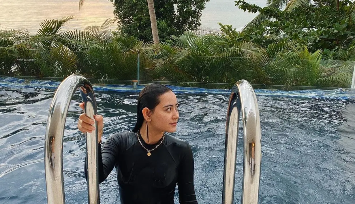 Perempuan kelahiran Bali ini memang memiliki gaya yang memukau saat berenang. Penampilannya yang natural ini berhasil membuatnya menuai banyak pujian dari netizen. Netizen tak ragu menyebut Laura cantik menawan. (Liputan6.com/IG/@laura_theux)