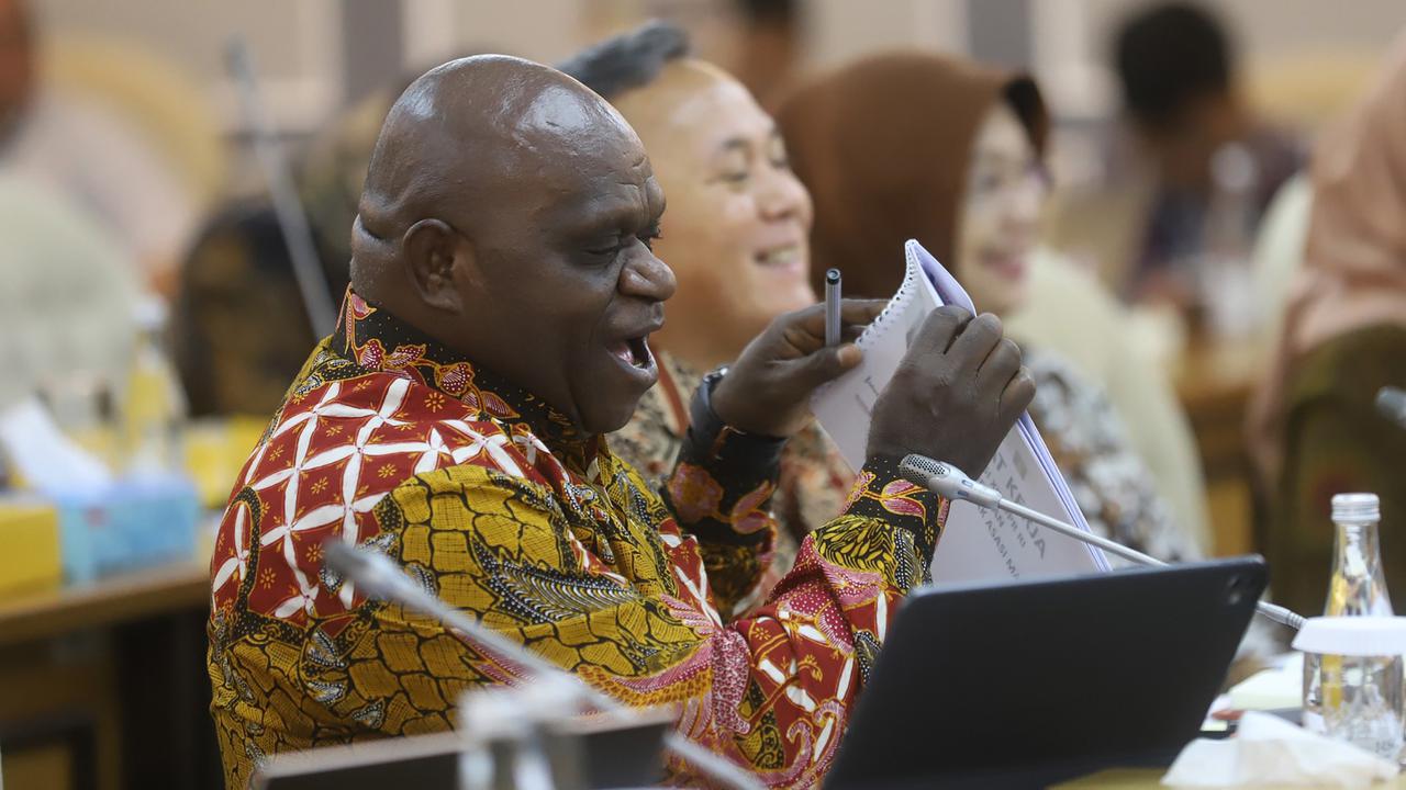 Hadir di Rapat Perdana Bersama Komisi XIII DPR RI, Menteri HAM Natalius Pigai Kenalkan Diri