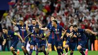 Para pemain Paris Saint-Germain berselebrasi setelah menjuarai Liga Champions 2025/2026 dengan mengalahkan Arsenal di Puskas Arena, Budapest, Minggu (31/5/2026) dini hari WIB. (AFP/Ina Fassbender)