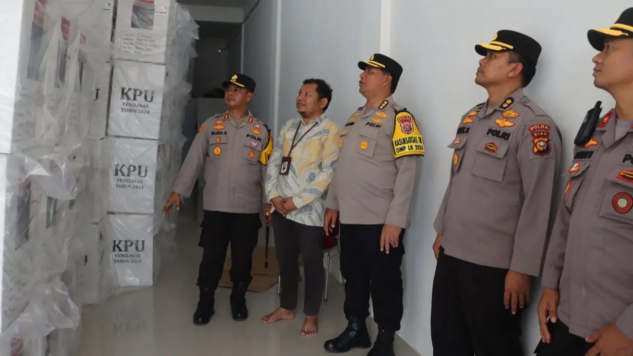 Perwira Polda Riau mengecek logistik Pilkada bersama Kapolres Rokan Hulu.