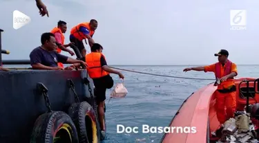 Basarnas menemukan serpihan-serpihan di perairan Karawang Jawa Barat, lokasi jatuhnya pesawat Lion Air JT 610.