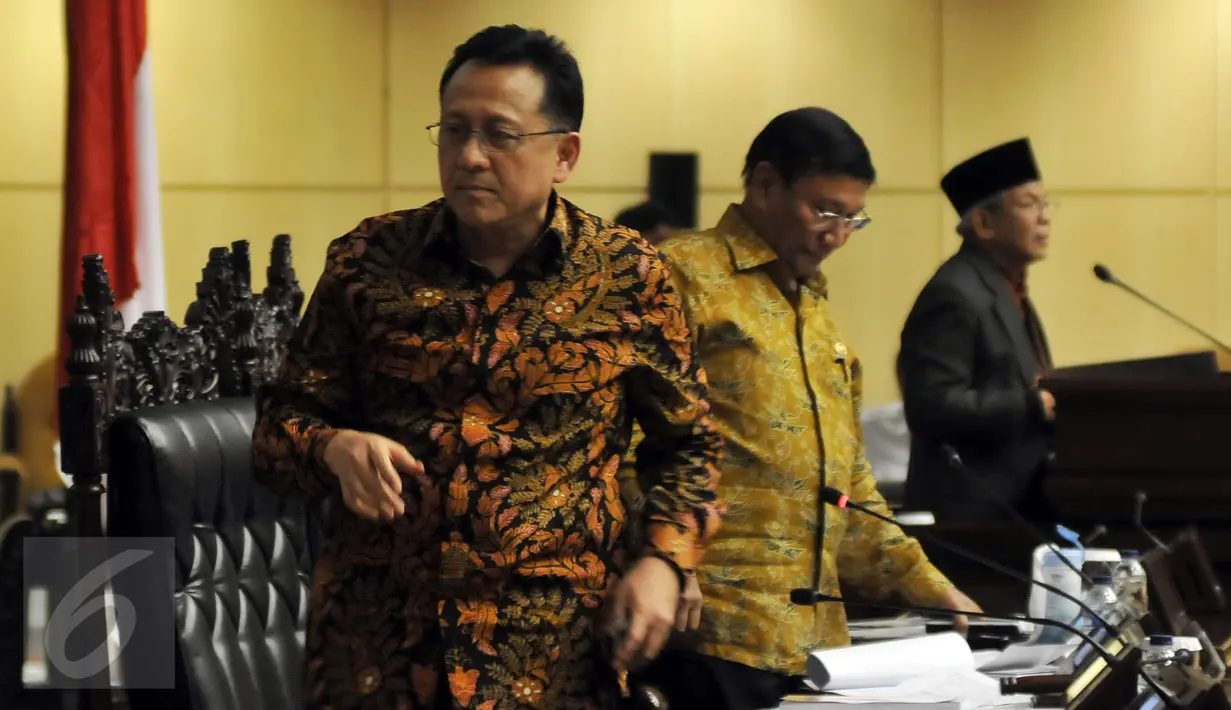 Ketua DPD Irman Gusman saat meninggalkan Sidang Paripurna DPD, Jakarta, Kamis (17/3/2016). Irman menegaskan bahwa masa jabatan pimpinan yang hanya 2,5 tahun tidak sesuai dengan UU MD3. Dia pun menolak melaksanakannya. (Liputan6.com/Johan Tallo)
