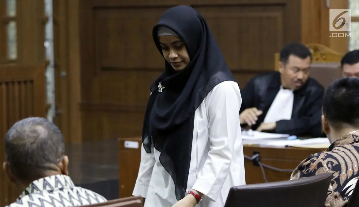 Terdakwa dugaan suap proyek sistem penyediaan air minum (SPAM) di Kementerian PUPR, Meina Woro Kustinah (tengah) saat menjalani sidang perdana di Pengadilan Tipikor, Jakarta, Rabu (15/5/2019). Sidang mendengar pembacaan dakwaan dari Jaksa KPK. (Liputan6.com/Helmi Fithriansyah)