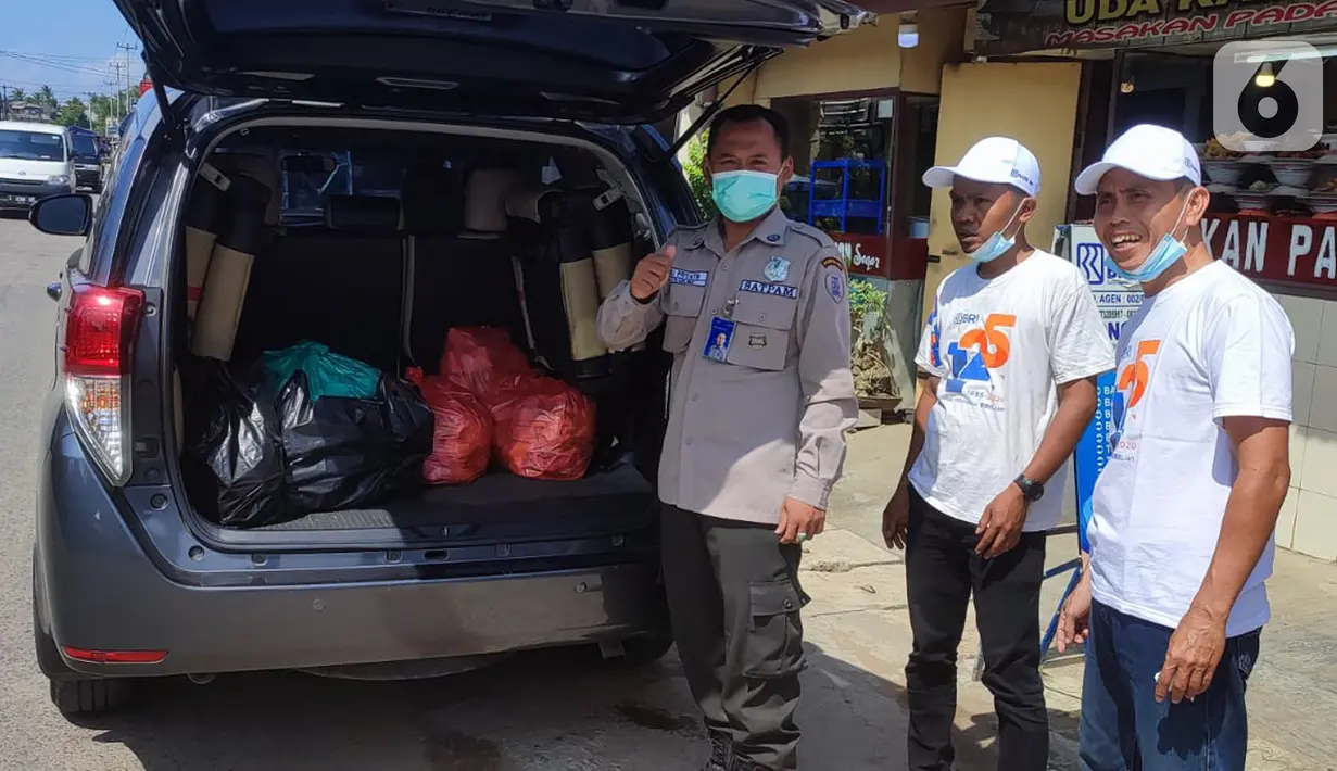 Insan BRILian (Pekerja BRI) foto bersama dengan aparat kepolisian pada penyaluran bantuan paket makanana cepat saji kepada warga terdampak gempa di Kecamatan Cimanggu, Banten. BRI terus bersinergi dengan Pemerintah setempat dan BUMN untuk meringankan beban masyarakat. (Liputan6.com/HO/Humas BRI)