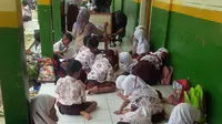 Murid SDN Sukamaju di Kecamatan Padarincang, Kabupaten Serang, Banten belajar di luar ruang kelas. (Liputan6.com/Yandhi Deslatama)