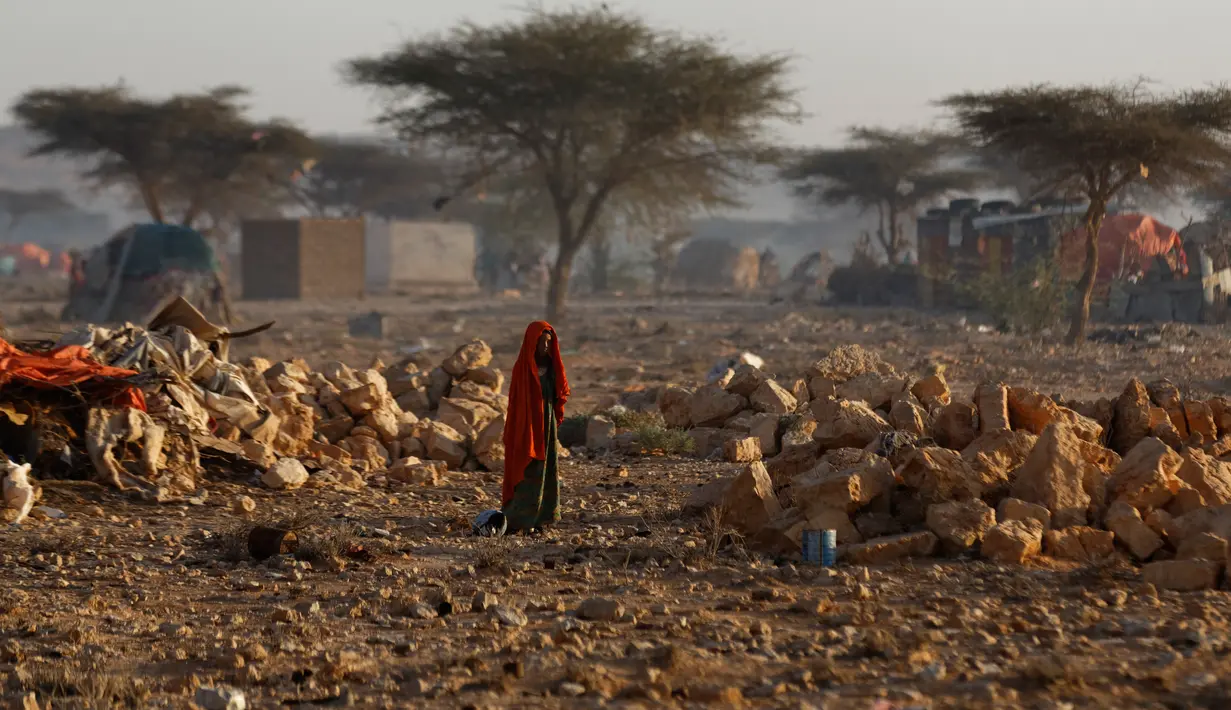 Seorang wanita Somalia berjalan melalui sebuah kamp pengungsi akibat kekeringan di Qardho, Somalia, Kamis (9/3). Presiden Somalia Mohamed Abdullahi Farmajo, menyatakan kekeringan ini sebagai bencana nasional. (AP/Ben Curtis)
