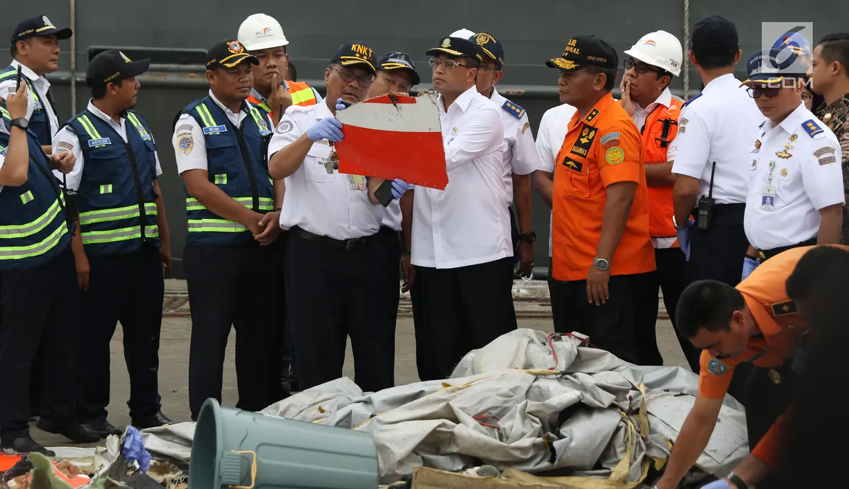 Menteri Perhubungan, Budi Karya Sumadi (tengah) melihat serpihan pesawat Lion Air JT 610 di Pelabuhan JICT 2, Jakarta, Selasa (30/10). Sejumlah barang ditemukan petugas dalam operasi pencarian. (Liputan6.com/Helmi Fithriansyah)