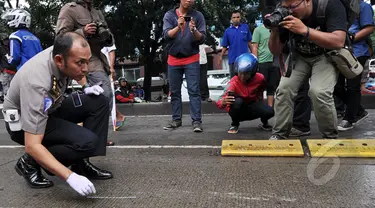 Anggota Kepolisian melakukuan olah TKP kasus tabrakan Outlander di Arteri Pondok Indah, Jakarta, Kamis (22/1/2015). (Liputan6.com/Miftahul Hayat)