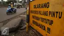 Plang lalu lintas yang terpampang di perlintasan kereta api Bintaro, Jakarta, Senin (16/1). Menurut pihak Dinas Bina Marga DKI Jakarta, rencananya jalan layang itu akan memiliki panjang 430 meter dengan lebar 9 meter. (Liputan6.com/Gempur M. Surya)