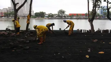 Petugas gabungan menyelesaikan penataan Danau Sunter, Jakarta Utara, Senin (19/2). Progres penataan Danau Sunter telah mencapai 70 persen dan menargetkan penataan rampung sebelum pelaksanaan Festival Danau Sunter. (Liputan6.com/Arya Manggala)