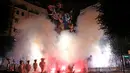 Boneka dan patung dibakar selama festival tradisional Fallas di Valencia, Spanyol, Selasa (19/3). Selama Fallas biasanya dipamerkan beragam monumen satir bertemakan sesuatu yang tengah kontroversial di masyarakat. (AP/Alberto Saiz)