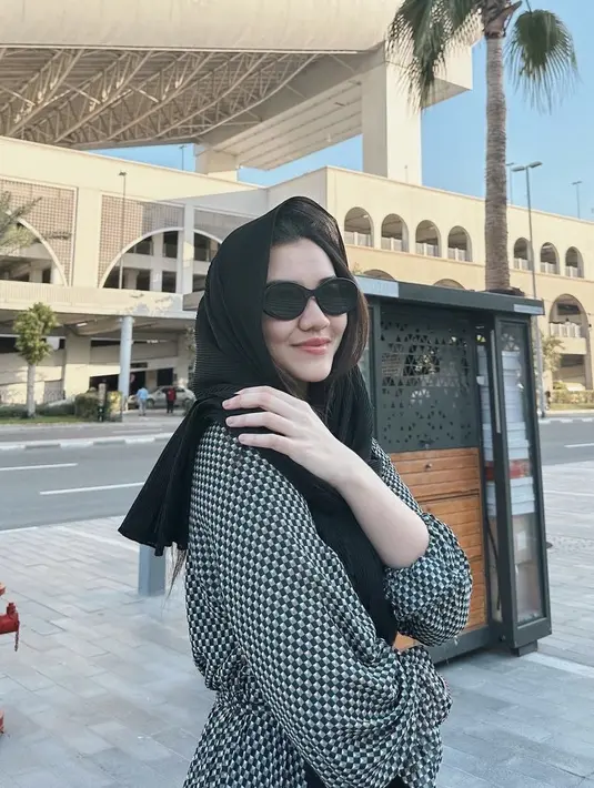 Aaliyah Massaid membagikan potret dirinya saat berada di Dubai, mulai dari sarapan hingga mengunjungi tempat-tempat ikonik negara tersebut. [@aaliyah.massaid]