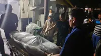 Jenazah pengusaha tepung di Pekanbaru dibawa keluarga dari kamar mayat RS Bhayangkara Polda Riau. (Liputan6.com/M Syukur)