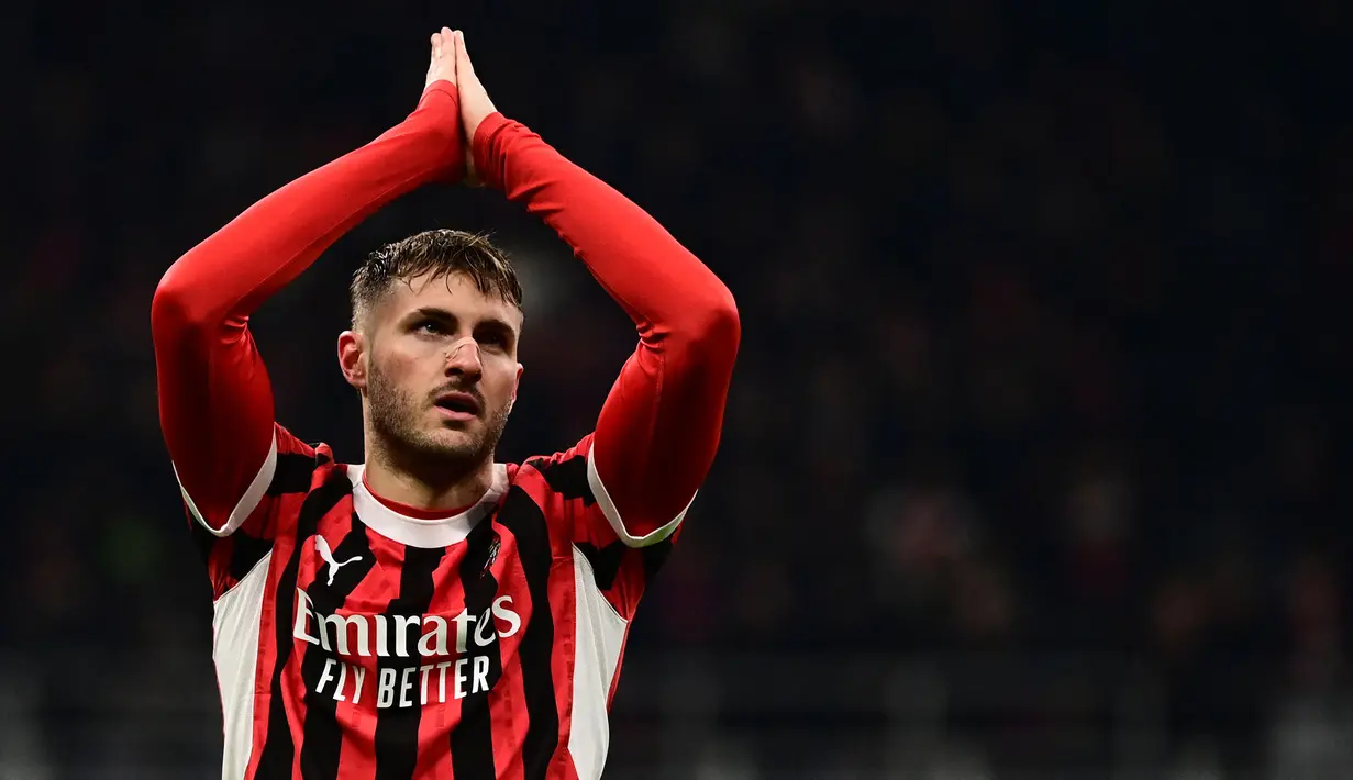 Pemain AC Milan, Santiago Gimenez menolak merayakan golnya ke gawang Feyenoord dalam laga leg 2 play off Liga Champions 2024/2025 di San Siro, Milan, Italia, Rabu (19/02/2025) dini hari WIB. (AFP/Piero Cruciatti)