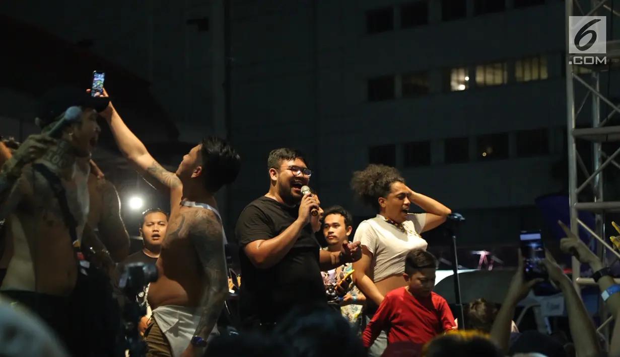 Komika Arie Kriting (kaos putih) bersama Orkes Pensil Alis saat menghibur penonton selama acara Jakarta International Comedy Festival (JICOMFEST) 2019 di panggung J-Trust di JIExpo, Kemayoran, Jakarta, Sabtu (3/8/2019). (Kapanlagi.com/Daniel Kampua)