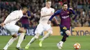 Striker Barcelona, Lionel Messi, berusaha melewati pemain Manchester United pada laga Liga Champions 2019 di Stadion Camp Nou, Selasa (16/4). Barcelona menang 3-0 atas Manchester United. (AP/Joan Monfort)