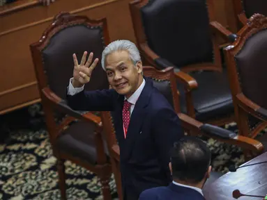 Calon presiden nomor urut 3 Ganjar Pranowo melambaikan tangannya usai mengikuti jalannya sidang putusan perselisihan hasil Pilpres 2024 di Gedung Mahkamah Konstitusi (MK), Jakarta, Senin (22/4/2024). (Liputan6.com/Angga Yuniar)