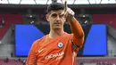 Selebrasi kiper Chelsea, Thibaut Courtois usai mengalahkan Tottenham Hotspur pada laga Liga Inggris 2017/2018 di Wembley Stadium, London (20/8/2017). Thibaut Courtois dijual Chelsea ke Real Madrid pada awal musim 2018/2019 senilai 35 juta euro atau kini setara Rp575 miliar setelah membela Chelsea sejak awal musim 2011/2012 usai didatangkan dari KRC Genk. (AFP/Ben Stansall)