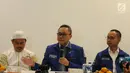 Ketua Umum PAN Zulkifli Hasan memberikan keterangan seusai bertemu Ketua PA 212 Slamet Maarif di Jakarta, Rabu (20/2). PAN akan memberikan bantuan hukum kepada Slamet dalam menghadapi kasus pidana pemilu di Jawa Tengah. (Liputan6.com/Herman Zakharia)