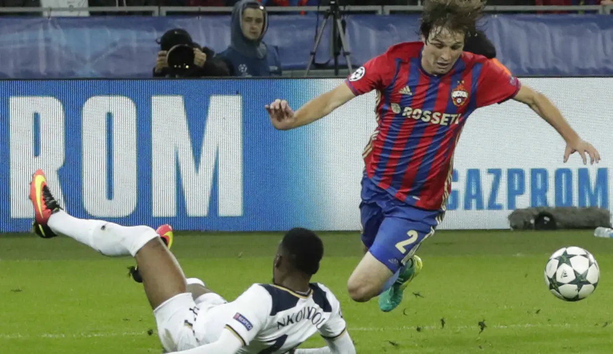 Pemain Tottenham, Georges-Kevin Nkoudou berusaha menghadang pemain CSKA, Mario Fernandes (kanan) pada lanjutan Liga Champions grup E di CSKA Stadium, Rabu (28/9/2016) dini hari WIB. (AP/Pavel Golovkin)