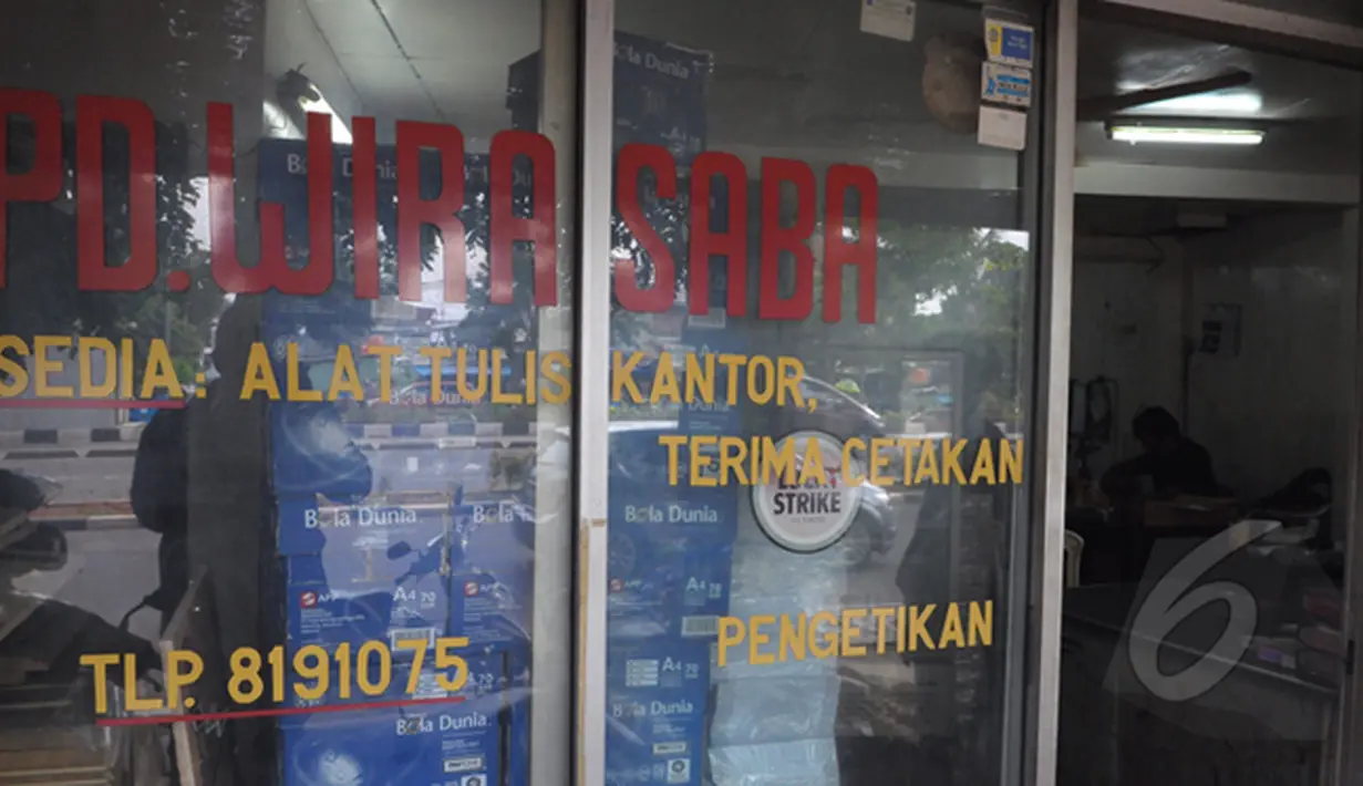 Toko fotokopi PD. Wirasaba yang memenangkan tender pengadaan UPS  di Jakarta, Minggu (1/3/2015). Perusahaan yang memenangkan tender pengadaan UPS untuk sejumlah sekolah di DKI  Jakarta Ternyata Toko Fotokopi. (Liputan6.com/Andrian M Tunay)