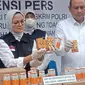 BPOM Dan Bareskrim Tunjukkan Obat Sirop Mengandung Kimia Penyebab Gagal Ginjal Akut Di Kabupaten Serang, Banten. (Senin, 31/10/2022). (Yandhi Deslatama/Liputan6.com).