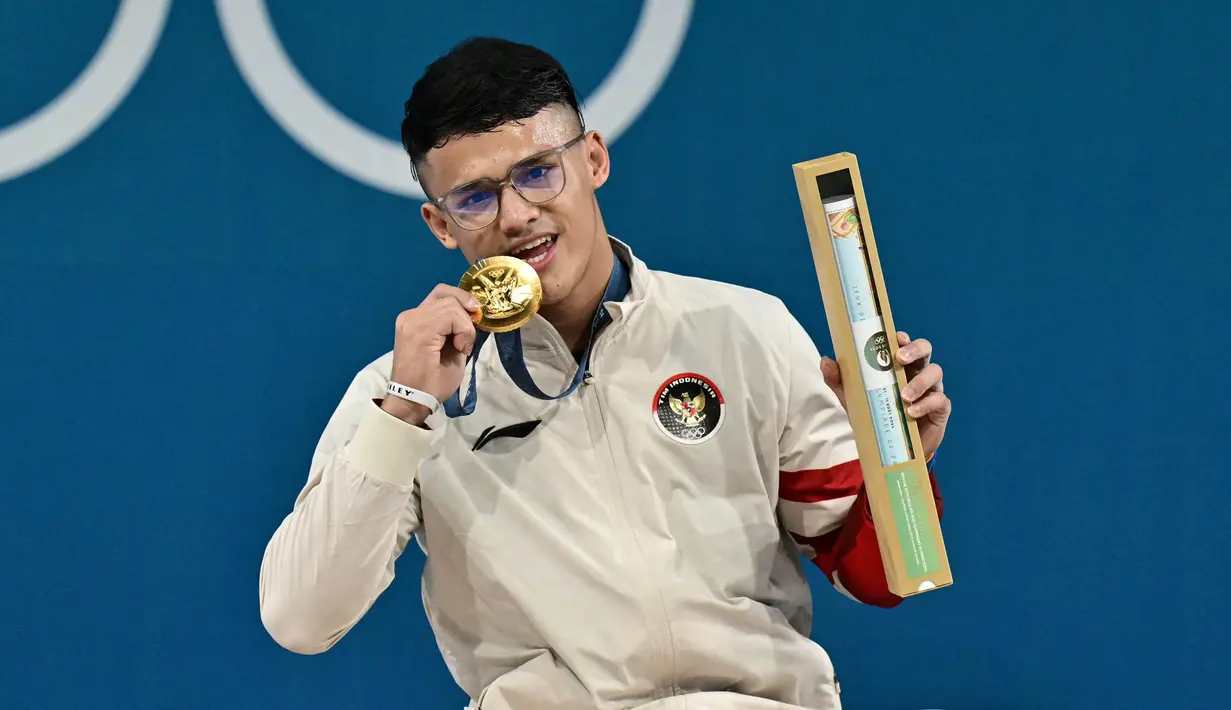 Rizki berhasil naik podium tertinggi dan membuat lagu kebangsaan Indonesia Raya berkumandang di Olimpiade Paris 2024. (Miguel MEDINA/AFP)
