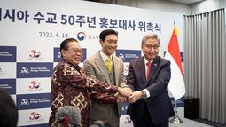 Siwon juga turut mengunggah momen pelantikannya dalam akun Instagram pribadinya. Bahkan, dalam unggahannya ia menuliskan keterangan foto menggunakan bahasa Inggris dan Indonesia. (Liputan6.com/IG/@siwonchoi)