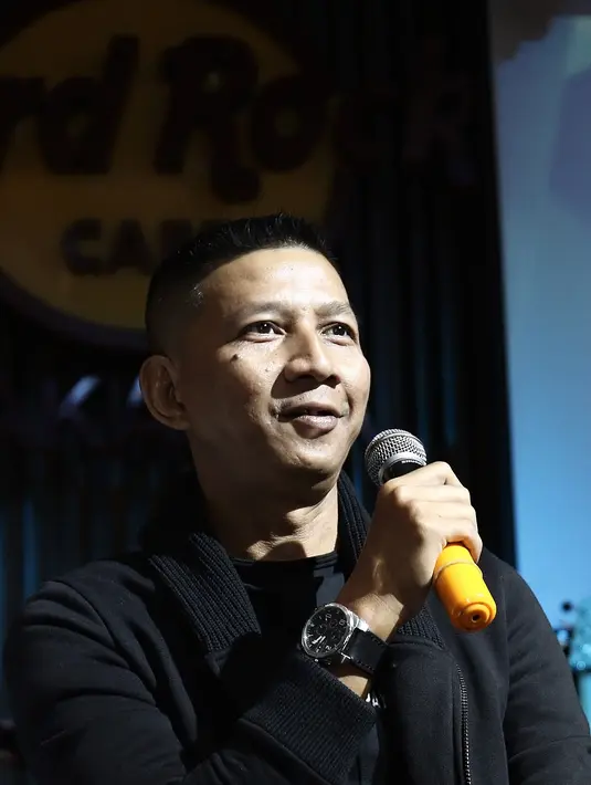 Mengenai genre EDM yang dipilih The Row untuk meramaikan industri musik Indonesia, Rowman hanya menjawab santai. (Bambang E. Ros/Bintang.com)