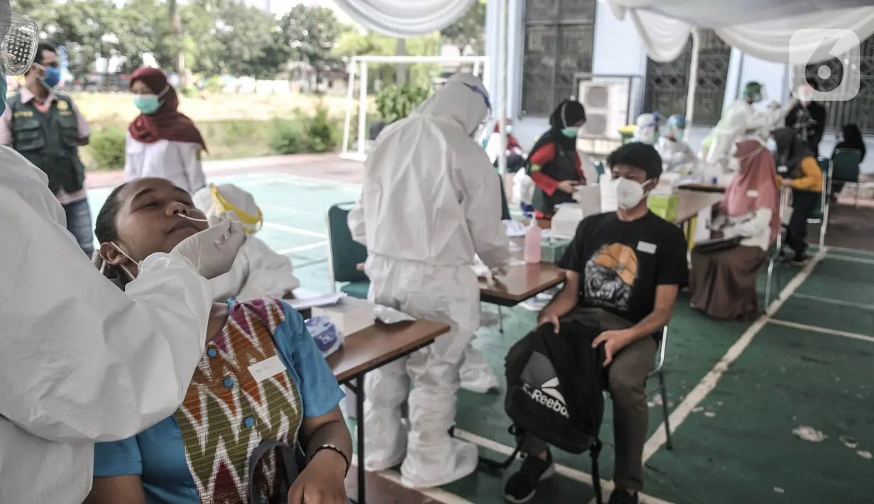 Peserta UTBK SBMPTN 2021 menjalani tes swab antigen di Kompleks UNJ, Senin (12/4/2021). UNJ bekerja sama dengan BNPB dan Dinkes DKI Jakarta menggelar tes swab antigen gratis bagi peserta UTBK SBMPTN 2021 yang merupakan syarat wajib sebelum mengikuti ujian. (merdeka.com/Iqbal S. Nugroho)