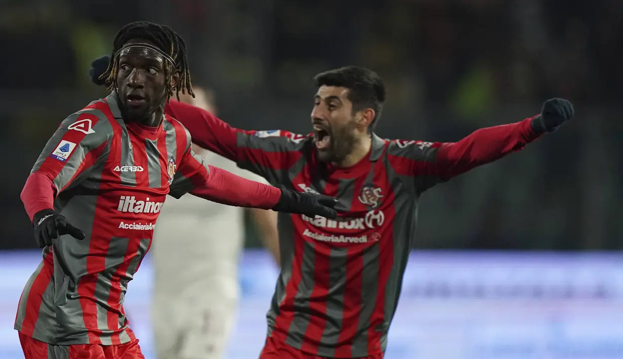 Penyerang Cremonese, Frank Tsadjout merayakan gol pertama timnya yang dicetak ke gawang AS Roma pada laga pekan 24 Serie A 2022/2023 di Giovanni Zini Stadium, Italia, pada Rabu (1/3/2023) dini hari WIB. Ini menjadi kemenangan pertama Cremonese di Liga Italia 2022/2023. (Spada/LaPresse via AP)