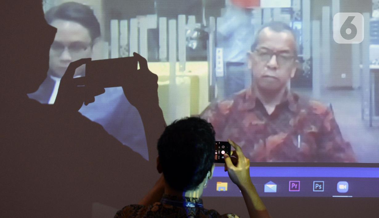 Layar memperlihatkan mantan Direktur Utama PT Garuda Indonesia Emirsyah Satar saat menjalai sidang tuntutan secara vidco, Gedung KPK, Jakarta, Kamis (23/4/2020). Emirsyah Satar menjalani sidang tuntutan dugaan suap pengadaan mesin Rolls-Royce PLC untuk Garuda Indonesia. (merdeka.com/Dwi Narwoko)