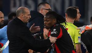 Penyerang AC Milan, Rafael Leao, tampak kesal ketika ditarik keluar saat bersua Lazio pada laga pekan ke-29 Serie A di Stadio Olimpico, Roma, Senin (16/03/2026) dini hari WIB. (AFP/Alberto PIZZOLI)
