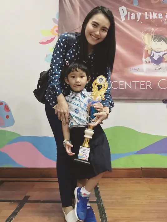 Tentu saja, Ayu kesulitan untuk membagi waktu antara anak dan pekerjaan. Tapi tampaknya hal tersebut tidak masalah baginya. (Foto: instagram.com/ayutingting92)