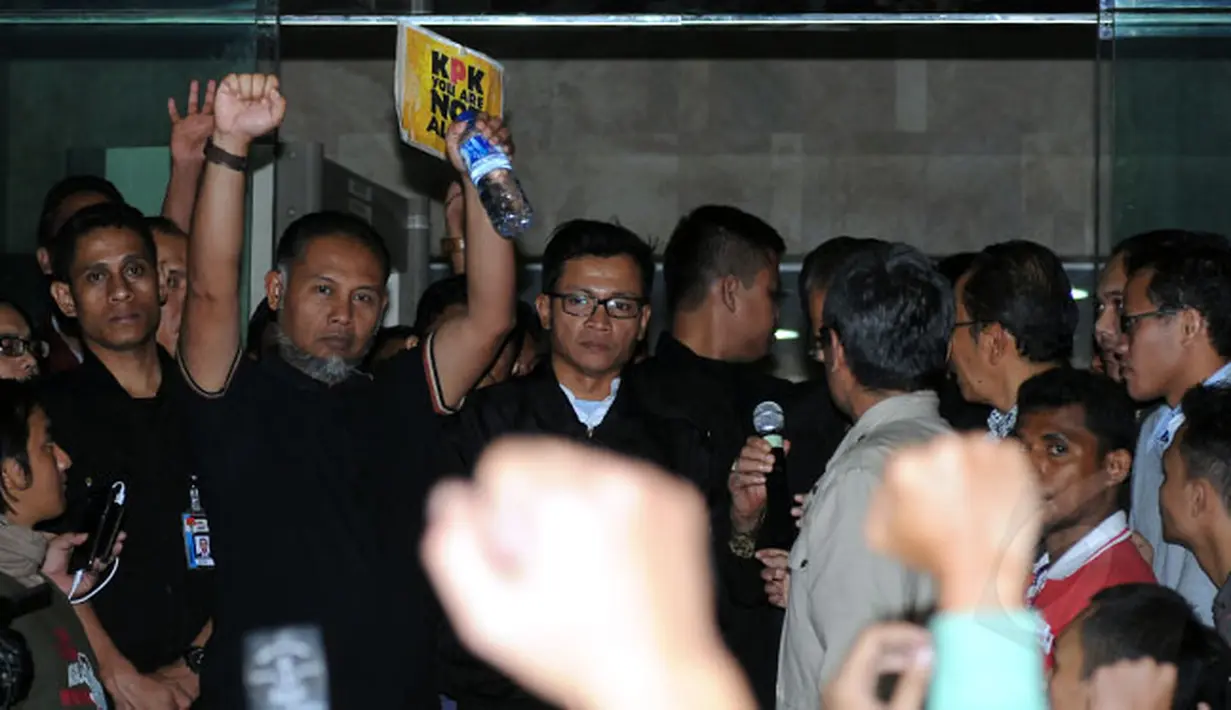 Wakil Ketua KPK, Bambang Widjojanto kembali ke gedung KPK Jakarta, Sabtu dini hari (24/1/2015). Tampak, Bambang Widjojanto mengangkat tangan ke arah pendukungnya di gedung KPK Jakarta. (Liputan6.com/Helmi Fithriansyah)
