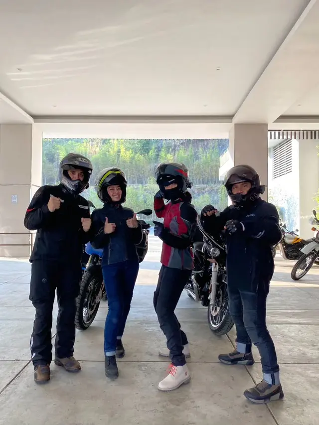 6 Potret Duma Riris Pertama Kali Ikut Touring Bareng Judika, Seru Keliling NTB