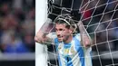 Ekspresi kecewa pemain Argentina, Rodrigo De Paul setelah gagal mencetak gol ke gawang El Savador pada laga FIFA Matchday yang berlangsung di Lincoln Financial Field, Philadelphia, Amerika Serikat, Sabtu (23/03/2024) WIB. La Albiceleste menang dengan skor 3-0. (AFP/Charly Triballeau)