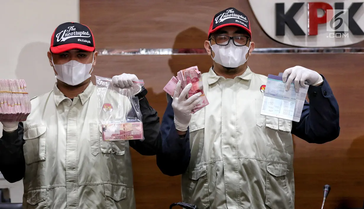 Petugas menunjukkan uang hasil OTT KPK di Balikpapan, Kaltim, Jakarta, Sabtu (4/5/2019). KPK mengamankan uang 100 juta serta hakim PN Balikpapan Kayat dan dua tersangka adalah pengacara Jhonson Siburian dan terdakwa Sudarman. (Liputan6.con/Johan Tallo)