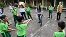Anak-anak berkebutuhan khusus bermain bola voli dengan atlet nasional, Pungky Afreicia di Yayasan Santi Rama, Jakarta, Rabu (18/4). Kegiatan ini sebagai bentuk edukasi cara hidup sehat. (Liputan6.com/Fery Pradolo)