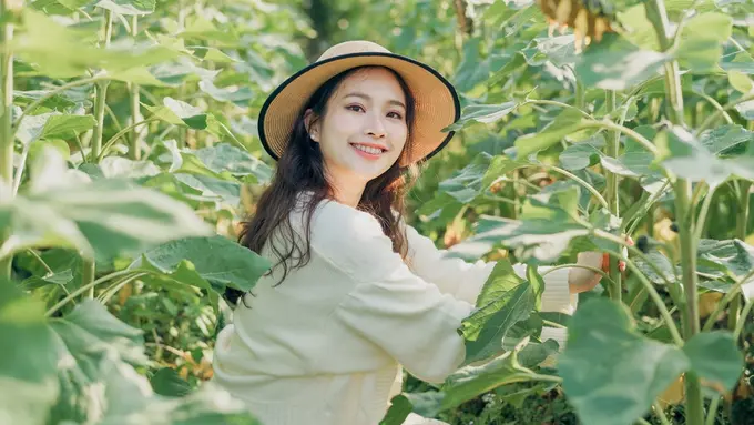 tersenyum santai cantik taman bunga