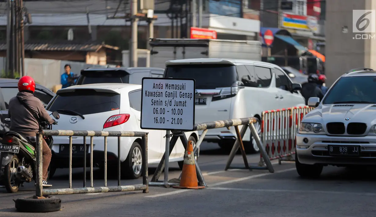 Rambu pemberitahuan tentang pemberlakuan perluasan sistem ganjil genap terpampang di kawasan Jalan Fatmawati Raya, Jakarta, Senin (9/9/2019). Pemprov DKI Jakarta memberlakukan perluasan sistem ganjil genap untuk mengurangi kemacetan dan polusi udara. (Liputan6.com/Faizal Fanani)